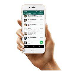 Atención vía Whatsapp Mano sosteniendo un smartphone con whatsapp abierto en pantalla